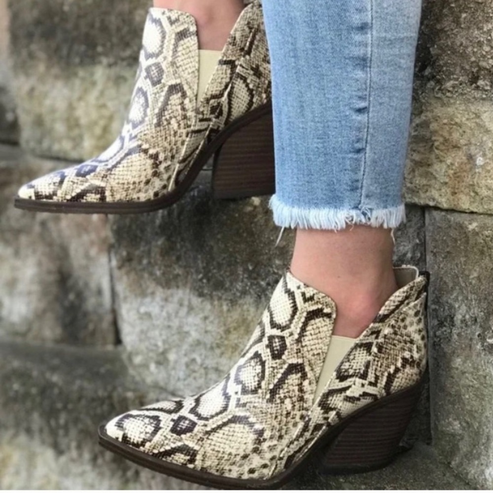 Vince Camuto | Gradesha | Snakeskin | Pointed Toe |Booties | Size 8 1/2